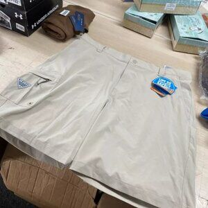 Columbia Deep Waves Omni-Shade Men’s Short Khaki 40 Inch 10 Inch Inseam